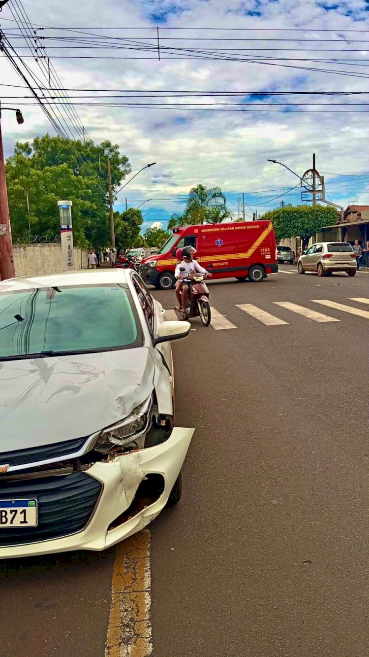 Ocorrência de colisão entre um carro e uma motocicleta